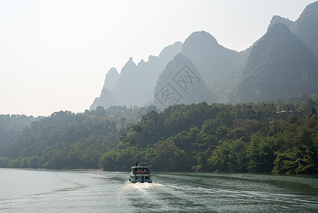 李河巡航和喀斯特在吉林形成山地风景的轮船地质学旅游农村旅行岩溶反射地标晴天山脉顶峰图片