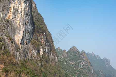 古林与杨水之间的卡斯特形成和雾雾的山地景观风景农村森林场景顶峰旅行爬坡旅游地标蓝色图片