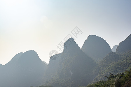 古林与杨水之间的卡斯特形成和雾雾的山地景观薄雾顶峰场景风景农村旅游地标石灰石森林蓝色图片