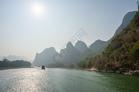 李河巡航和喀斯特在吉林形成山地风景的轮船蓝色农村石灰石旅行山脉顶峰爬坡场景森林天空图片