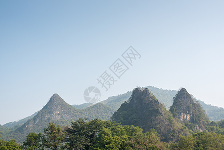 古林与杨水之间的卡斯特形成和雾雾的山地景观场景旅游石灰石顶峰薄雾山脉风景旅行爬坡蓝色图片