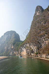 李河巡航和喀斯特在吉林形成山地风景的轮船天空薄雾地质学爬坡石灰石森林顶峰岩溶山脉反射图片