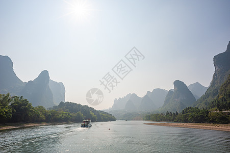 李河巡航和喀斯特在吉林形成山地风景的轮船爬坡旅游山脉天空地标石灰石反射地质学森林农村图片