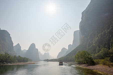 李河巡航和喀斯特在吉林形成山地风景的轮船岩溶顶峰晴天反射蓝色山脉旅游森林场景天空图片