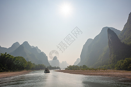 李河巡航和喀斯特在吉林形成山地风景的轮船反射农村旅游旅行地质学顶峰森林山脉天空薄雾图片