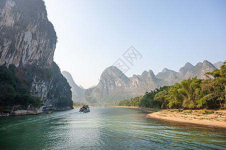 李河巡航和喀斯特在吉林形成山地风景的轮船森林晴天农村反射蓝色爬坡旅游薄雾天空地质学图片