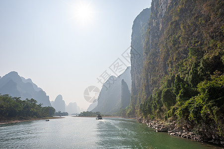 李河巡航和喀斯特在吉林形成山地风景的轮船晴天岩溶地标顶峰蓝色爬坡森林石灰石旅行旅游图片