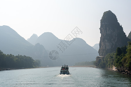 李河巡航和喀斯特在吉林形成山地风景的轮船薄雾顶峰旅行农村山脉晴天石灰石地质学场景岩溶图片