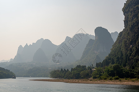 李河巡航和喀斯特在吉林形成山地风景的轮船地标农村晴天石灰石岩溶山脉顶峰旅游场景反射图片