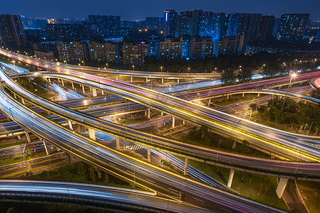 深夜在成都的大型互交空中观察蓝色曲线交通天际街道路口地标场景景观小径图片