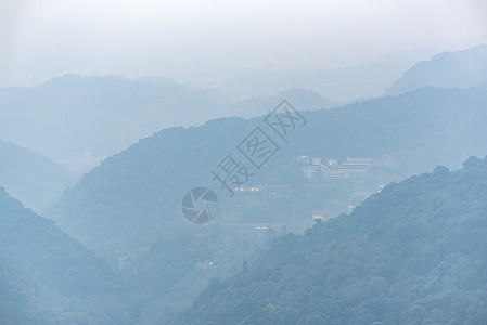 烟雾中的山地景观旅行远足土地风景场景背包顶峰阴霾天线薄雾图片