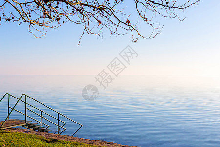 湖面景观蓝色日落风景天空海岸海浪阳光地平线木头日出图片