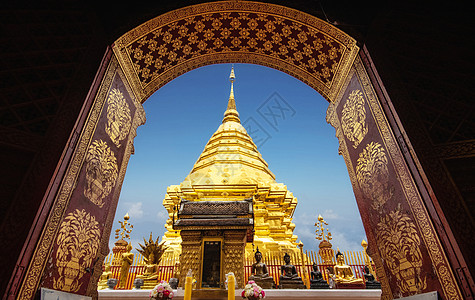 从素贴寺的古门拱门可以看到金色的宝塔 泰国清迈受欢迎的著名旅游寺庙景点地标图片