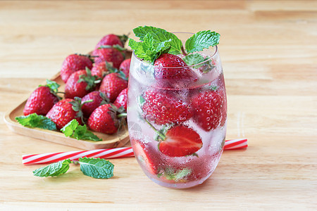 新鲜的草莓莫吉托鸡尾酒 加冰和玻璃薄荷拉丁反射果汁稻草酒精食物叶子文化热带美食图片