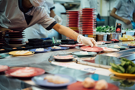 日本食品餐厅自助餐和厨师乌贼烹饪美食输送带车削酒吧海鲜午餐文化鱼片图片