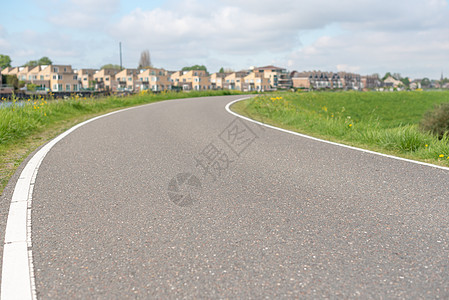 杜丘乡村的空弯曲道路蓝色驾驶速度草地农村旅行土地场景天空运输图片