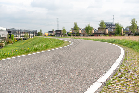 杜丘乡村的空弯曲道路场景土地蓝色旅行沥青农村运输自由运动国家图片