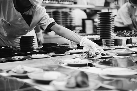 日本食品餐厅自助餐和厨师旋转食物传统乌贼美食寿司午餐车削酒吧文化图片