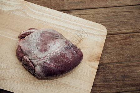 木制切割板上的新鲜猪心牛扒材料猪肉胸部保健卫生烧烤活力食物市场图片