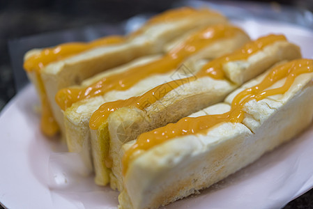 食品市场或餐馆的蒸汽奶油包小吃黄油包子橙子早餐菠萝盘子奶制品面包糕点图片