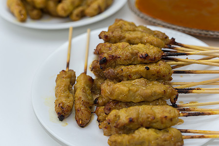 街头食品市场配花生酱的猪肉沙地食物沙爹烤串竹子香蕉烹饪小吃叶子文化餐厅图片