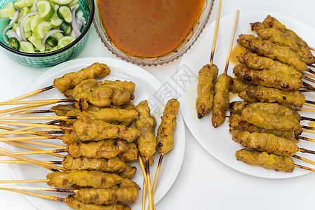 街头食品市场配花生酱的猪肉沙地洋葱盘子竹子烹饪炙烤沙爹小吃街道文化叶子图片