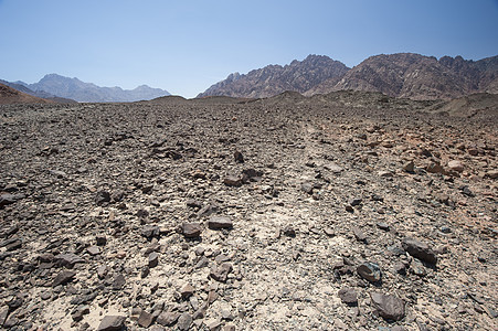 沙漠中的落岩山坡旅行蓝色黄色干旱砂岩天空环境岩石荒野图片