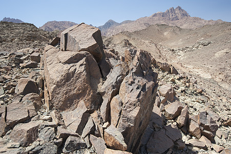 沙漠中的花岗山坡荒野瓦砾岩石干旱天空黄色花岗岩旅行蓝色图片