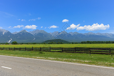 在高山和绿草地附近 由一座美丽美丽的画像室路过图片