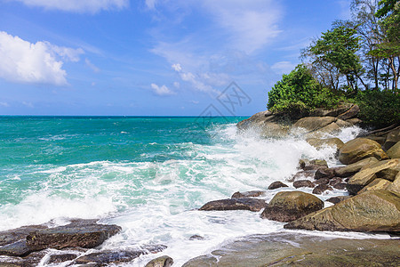 海浪撞击着蓝海海岸的岩石图片
