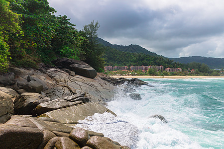 海浪正在冲向岩石的岩石 岩石海岸图片