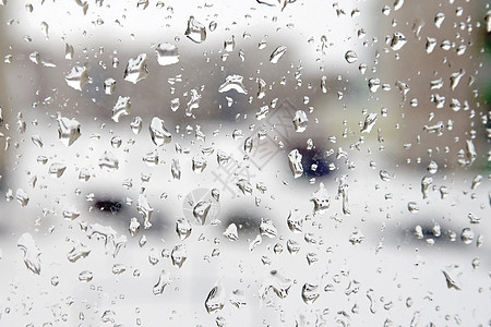 在寒冬的雨天薄雾建筑物时间下雨运动灰色天空天气玻璃雨滴图片