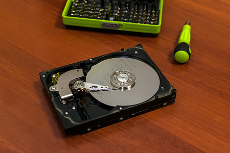 拆散式计算机硬盘的硬盘就放在修理桌上了图片