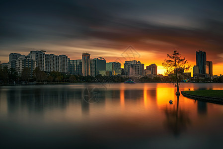 佛罗里达州奥兰多的伊奥拉湖和城市天线上天际反射太阳风景建筑物金子建筑学建筑景观摩天大楼图片