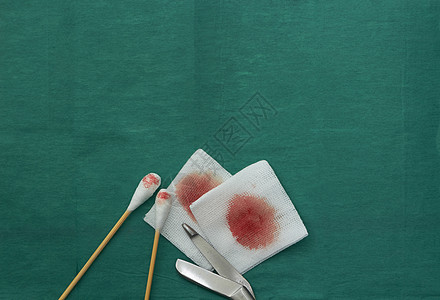 Gauze blood 剪刀和两根绿色药片上的棉棉棍医生注射疫苗伤口石膏药店卫生补给品事故纱布图片