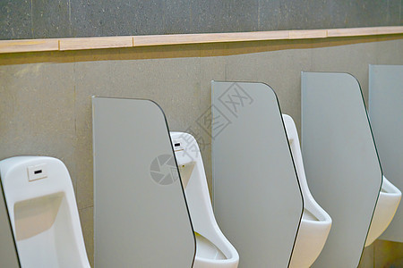 男性小便池 在厕所内盖上封面房间制品排尿浴室陶瓷地面白色卫生间男人民众图片