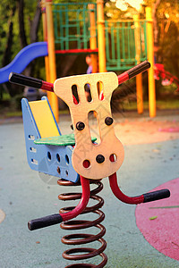 在游乐场背景的公园公共游乐场看到锯玩具儿童童年男生孩子场地操场乐趣娱乐运动婴儿图片