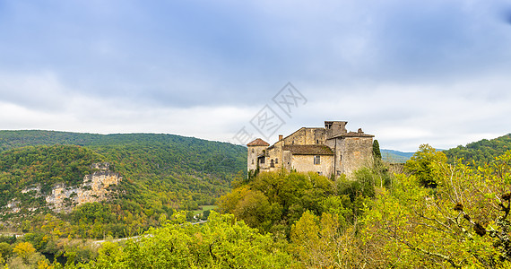 法国奥西塔尼的中世纪村庄Bruniquel森林历史街道城堡植物世俗全景建筑学悬崖建筑图片