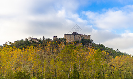 法国奥西塔尼的中世纪村庄Bruniquel悬崖全景历史植物建筑学堡垒房子建筑森林世俗图片