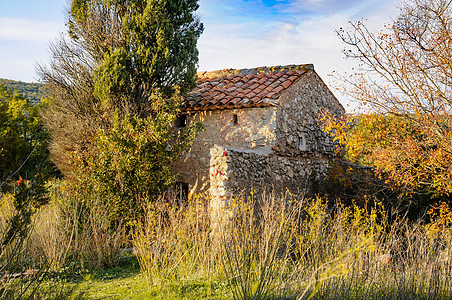 普罗旺斯的老小石头屋屋顶古董红瓦红色天空房子国家农村乡村衬套图片