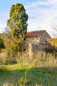 普罗旺斯的老小石头屋屋顶房子场地衬套古董红瓦红色农村乡村国家图片