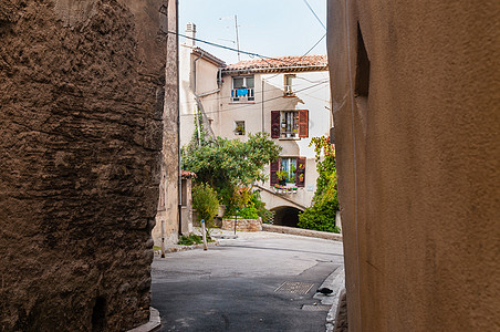 Provencal村街道旅游百叶窗树木石头花朵植物建筑学房子村庄红瓦图片