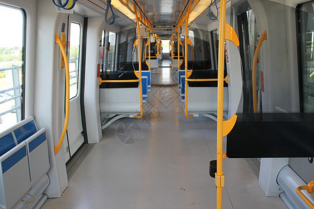 里面的地铁列车电车座位入口运输城市旅行车辆平台窗户管子图片