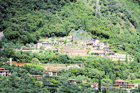 镇公园建筑草地房子旅游地标爬坡道全景远足风景图片