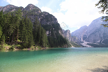 布雷湖高山踪迹湖泊悬崖砍伐森林顶峰旅行天空远足图片