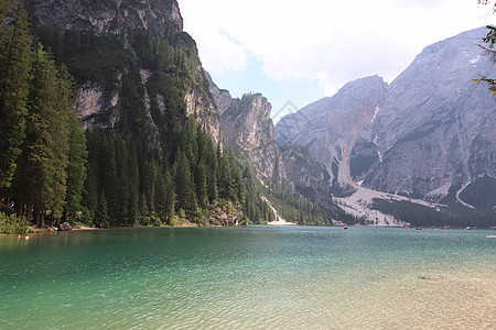 布雷湖高山悬崖树木森林远足山脉池塘木头天空湖泊图片