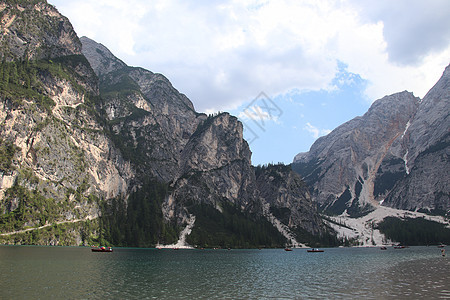 布赖人湖湖旅游旅行小屋高山公园假期森林中音风景树干图片