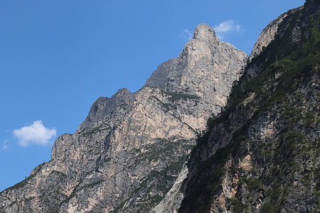 落岩山脉顶峰反射冒险旅行小屋旅游公园岩石假期风景图片