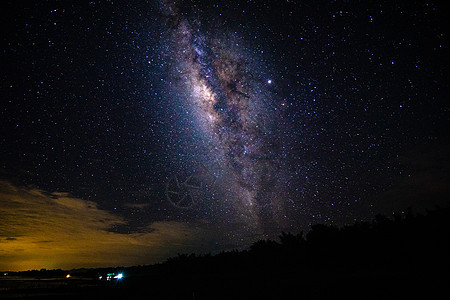 夜晚风景与银河和来自山上家的光图片