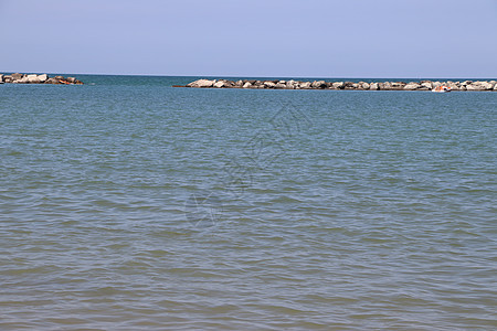 岩石美丽海鸥石头海岸线泡沫荒野休息蓝色天空海浪图片